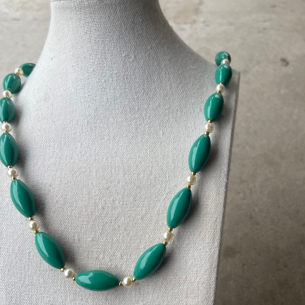 vintage necklace featuring chunky green beads and small Faux Pearls spacers - Picture 9 of 10